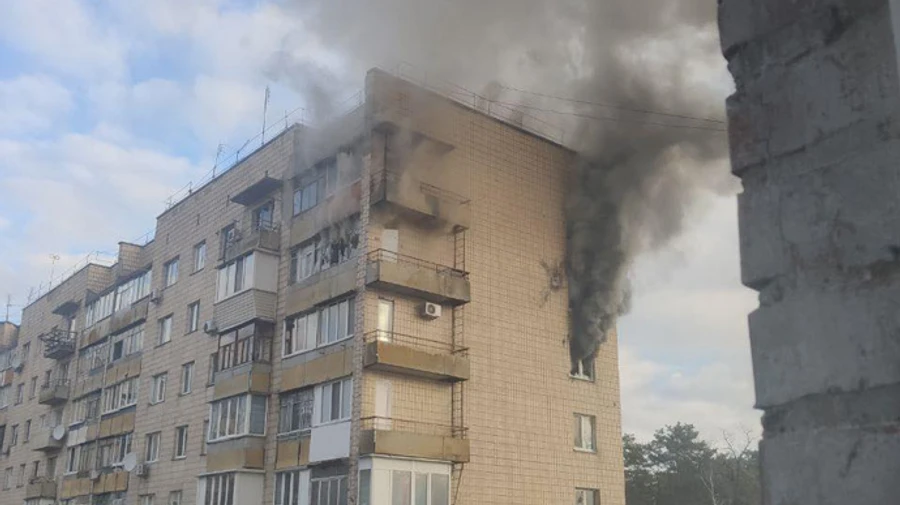 У Бучі під Києвом – обстріли, горіла житлова 9-поверхівка 