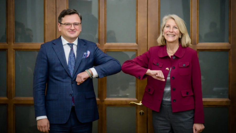 Кулеба зустрівся з американською дипломаткою, яка далі їде на перемовини до Москви