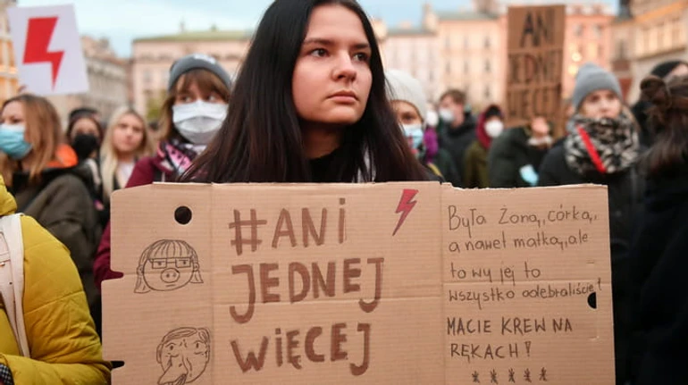 Смерть через заборону абортів: чому Польща знову піднялася на антиурядові протести