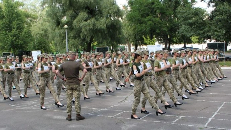 Лютий треш: у Раді обурилися підборами жінок на військовому параді 