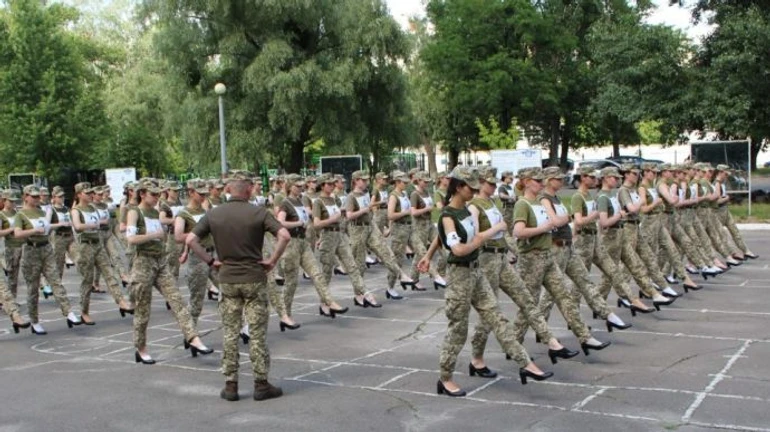 Лютый трэш: в Раде возмутились каблуками женщин на военном параде