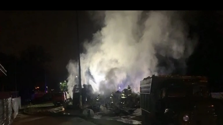 Автотроща в Києві: легковик опинився під палаючою вантажівкою