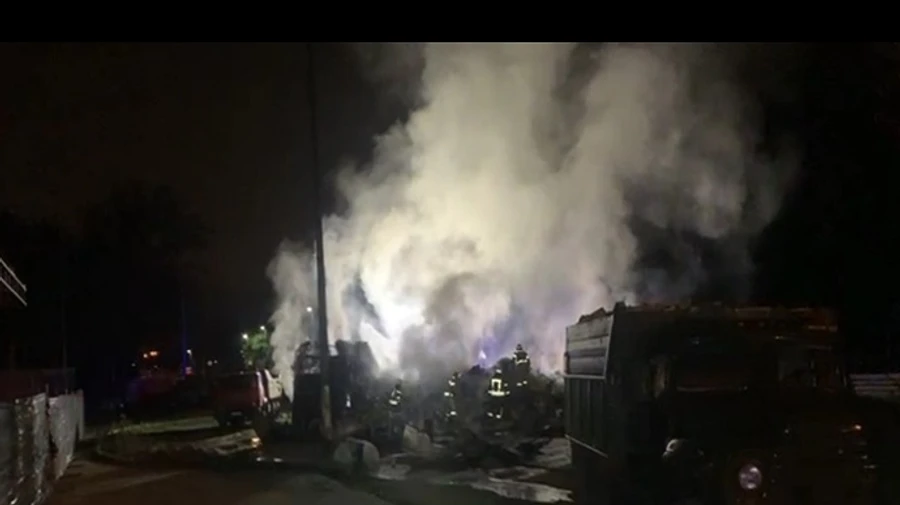 Авария в Киеве: легковушка оказался под горящим грузовиком