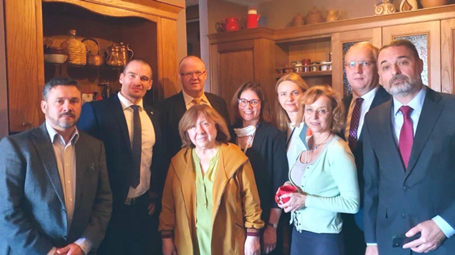 Европейские послы собрались дома у Светланы Алексиевич, чтобы защитить ее от ареста