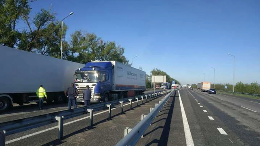 По дорозі в Київ через паліїв трави у ДТП потрапили 10 автівок