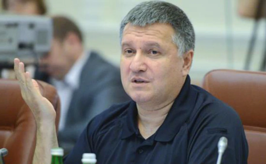 Аваков хочет хоть одну свободную руку для реформ