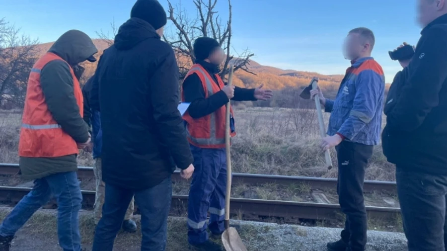 З киркою і лопатою в спецодязі УЗ: викрили нестандартну схему трансферу за кордон