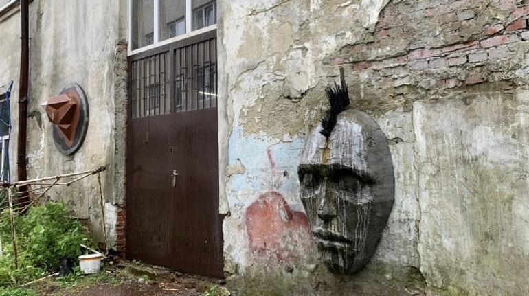 Львівські митці заявили про рейдерське захоплення місцевої фабрики скла, кераміки та скульптури