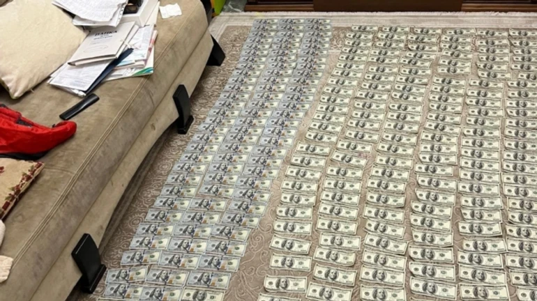 Долари в унітазі: затримали депутата й помічника мера, які видурювали гроші в бізнесмена