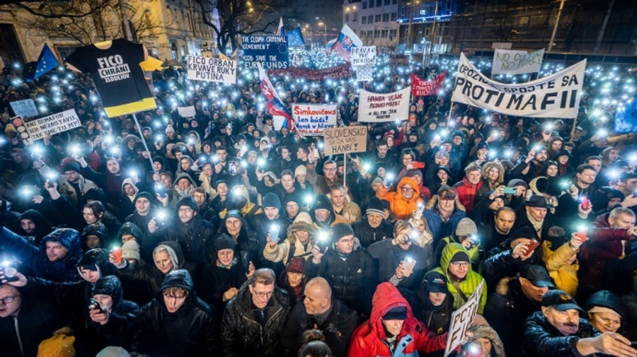 Slovakia witnesses massive protests against Fico government, with record turnout in Bratislava – photo