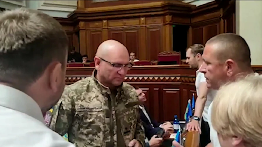Сеанс экзорцизма: из зала Рады выгнали симпатика Лукашенко, облачившегося в камуфляж ВСУ