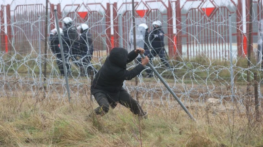 Велика група мігрантів штурмувала польський кордон, частині вдалося прорватись