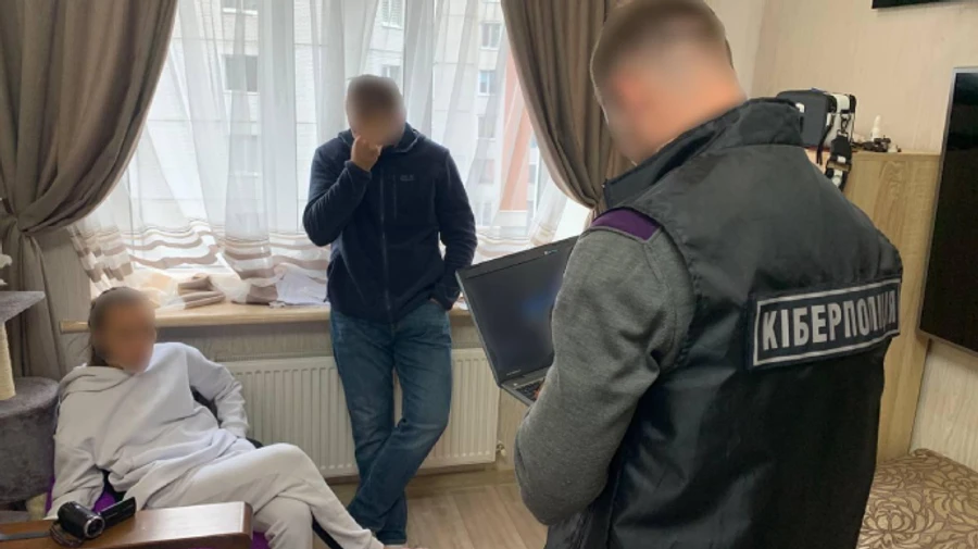 Мужчина и женщина массово подделывали Сovid-сертификаты и ПЦР-тесты в Киеве