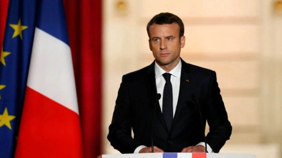 Макрон просить французів потерпіти комендантську годину ще 4-6 тижнів