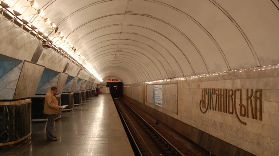 Біля метро Лук'янівська у Києві знайшли підозрілий предмет