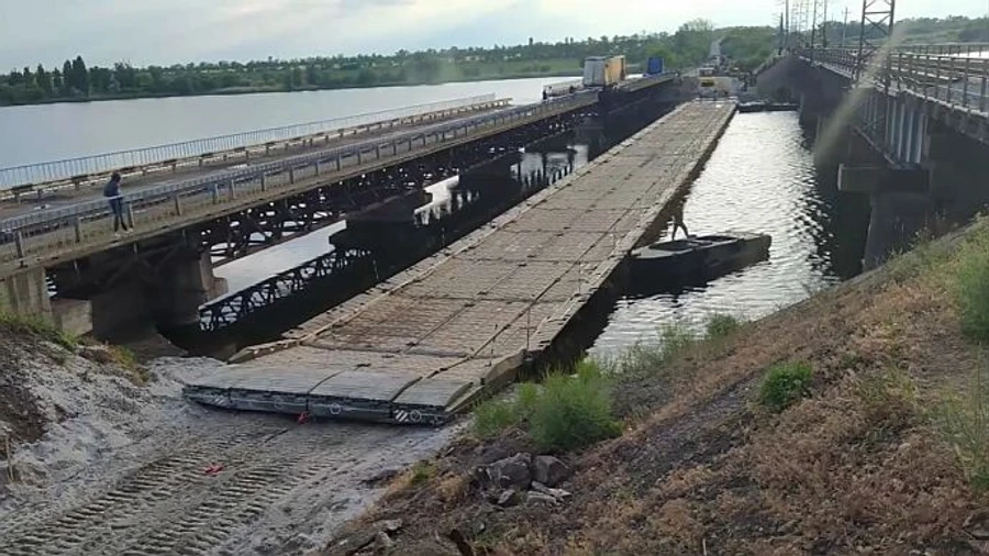 Вместо моста, взволновавшего Зеленского, пока сделали понтонную переправу