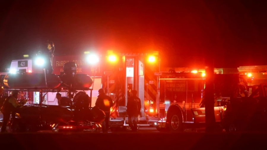 Самолет и вертолет столкнулись и упали в реку вблизи Вашингтона: на бортах было 67 человек 