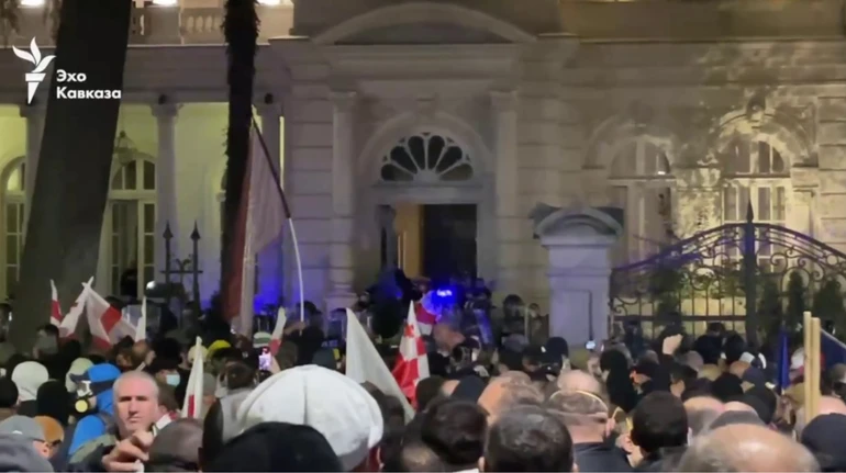 Protesters storm president's residence in Tbilisi, clashes ensue