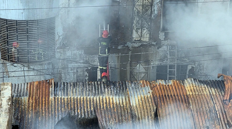 Пожар на фабрике в Бангладеш унес жизни 16 человек