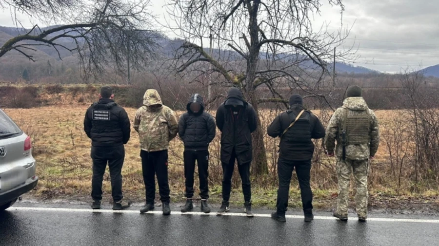 Чтобы подвезти клиентов к границе, дельцы присоединились к кортежу похорон погибшего воина