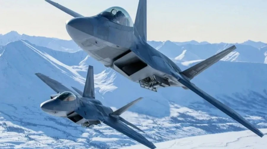 Через військові літаки РФ біля Аляски США та Канада підіймали винищувачі