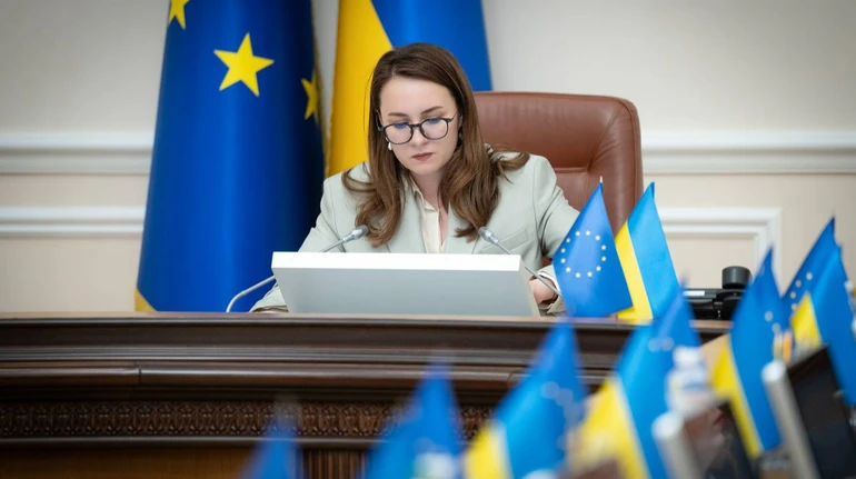 Уряд скасував обмеження на виїзд за кордон для частини жінок-посадовиць