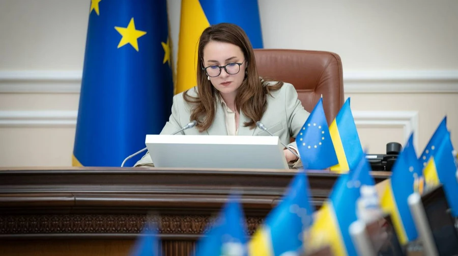 Правительство отменило ограничения на выезд за границу для части женщин-чиновников