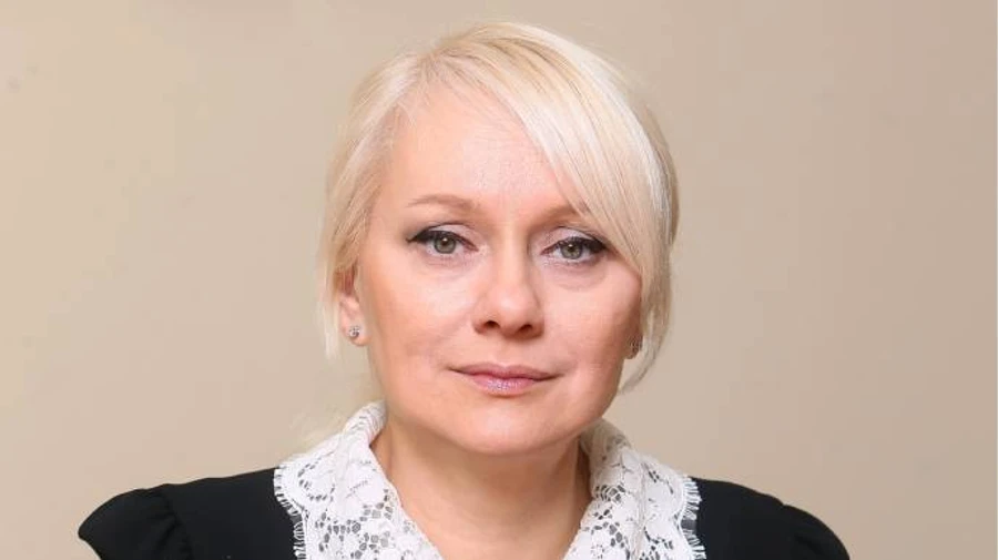 Податківицю зі списком бажань звільнили після скандалу, вона подала до суду