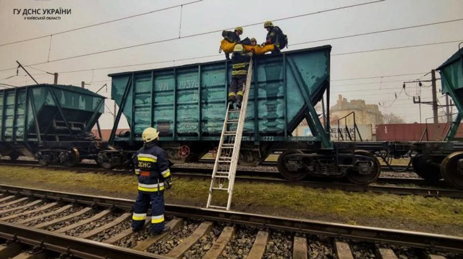 На Київщині підлітки залізли на дах вагона заради фото: один загинув, інший постраждав