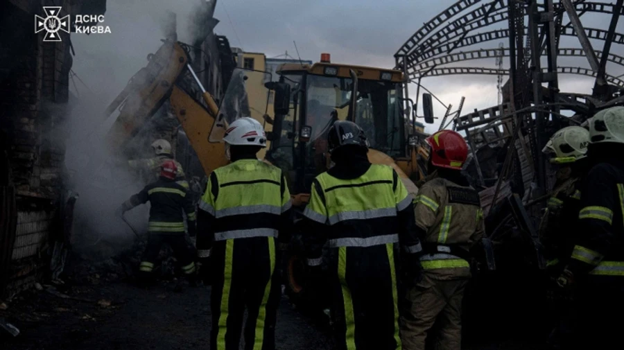У Києві другу добу розбирають завали після російського ракетного удару