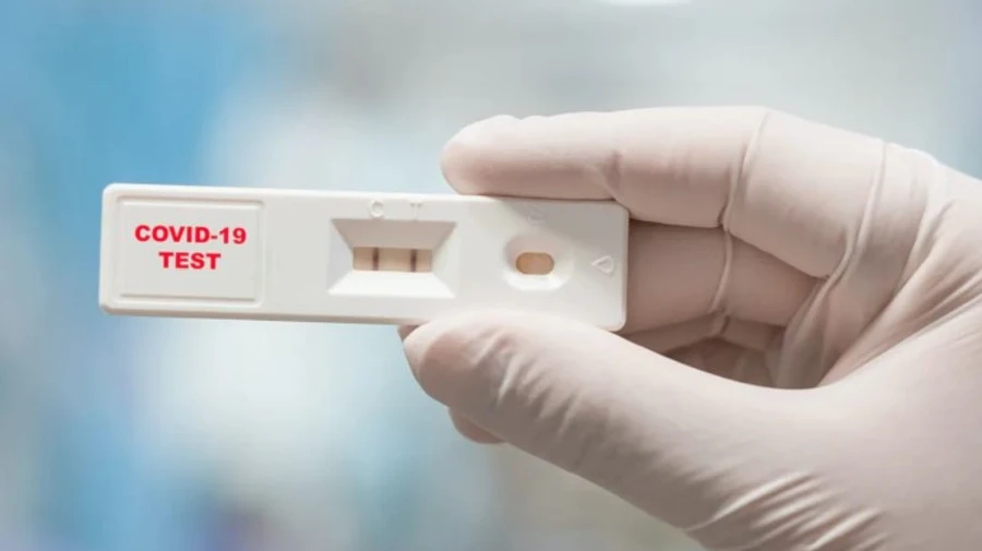 Глава МОЗ Британії зробив щеплення, але все одно заразився коронавірусом