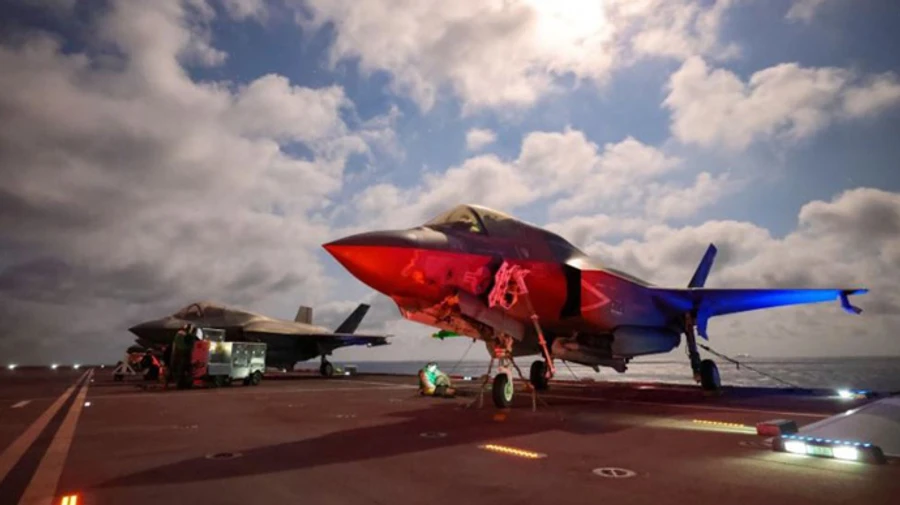 Винищувачі США здійснили бойовий виліт з іноземного авіаносця вперше з Другої світової