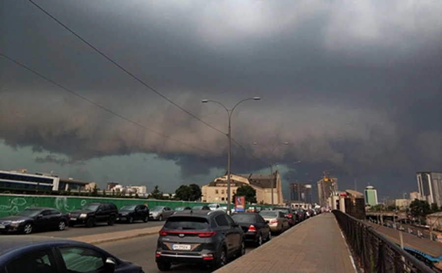 На Київ суне гроза