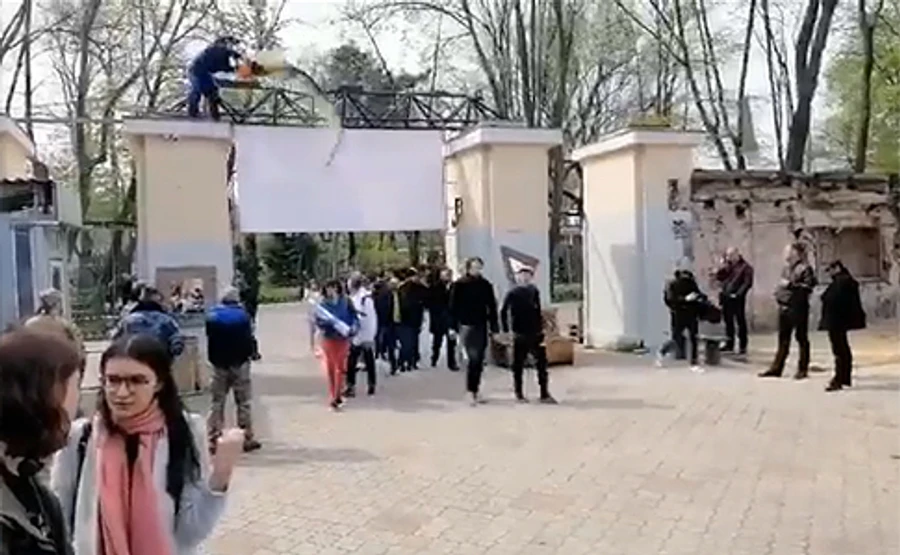 Нардепа Найема облили нечистотами: поддержал антитрухановских активистов 