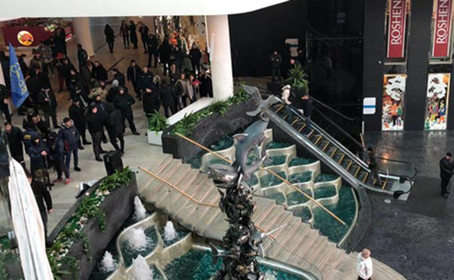 Националисты говорят, что взяли под контроль ТРЦ Оcean plaza