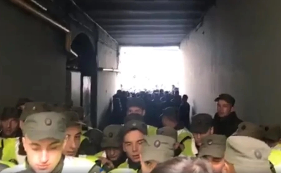 Силовики заблокировали во дворе на Грушевского группу активистов