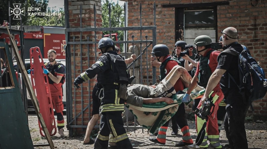 У Харкові росіяни поцілили в туберкульозну лікарню: привітали з прийдешнім святом