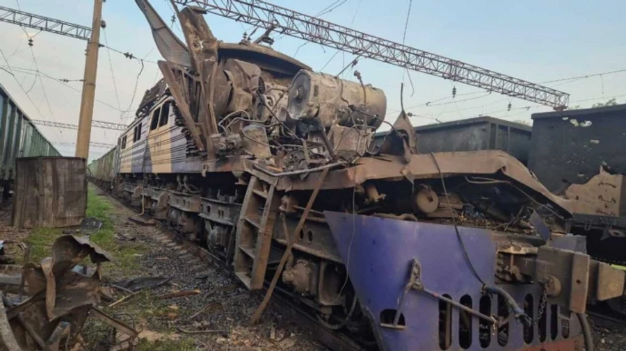 Керівник Укрзалізниці: Росіяни цілеспрямовано нищать цивільні потяги і полюють на локомотиви