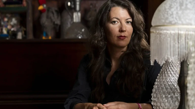 Критикую себе за те, що пишу про війну. Канадійка Марія Рева розповідає про свій дебютний роман про Україну, що здивував Букерівську премію