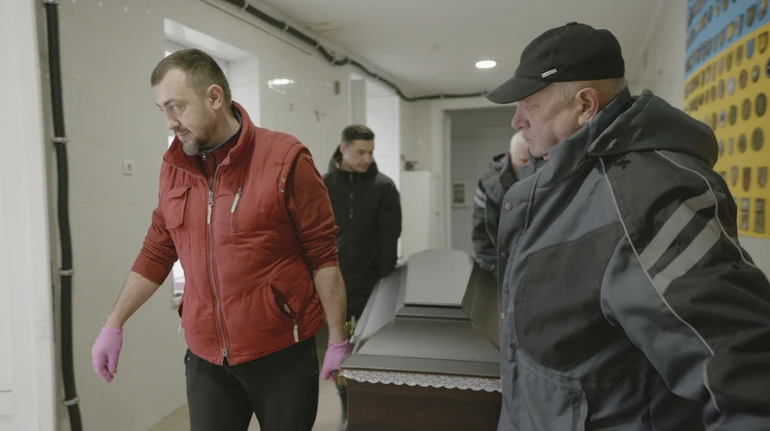 Гробы-лодки, розовые перчатки и сине-желтый флаг. Как заботятся о телах погибших военных работники львовского морга