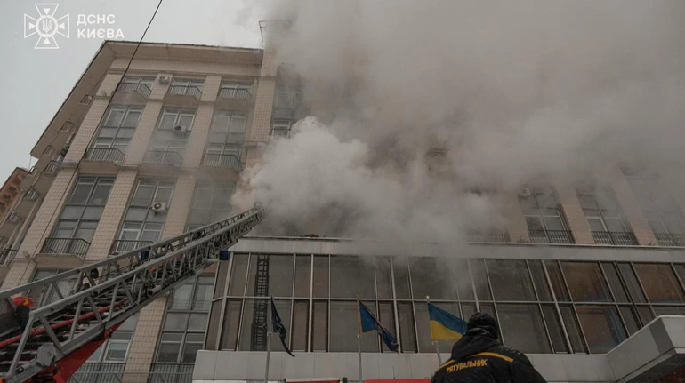 У центрі Києва спалахнула пожежа в готелі: евакуювали 57 людей