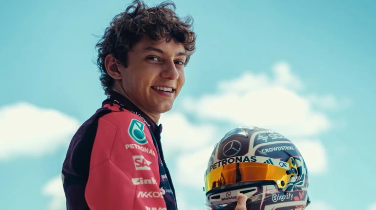 Молодая звезда Формулы-1 разбил дорогой Mercedes в ДТП возле своего дома