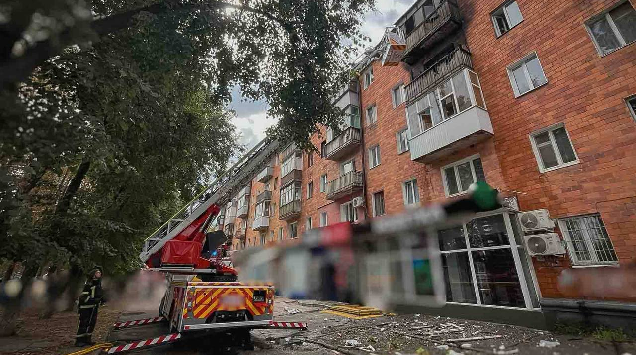 Пожежа та двоє постраждалих: росіяни атакували багатоповерхівку в Сумах
