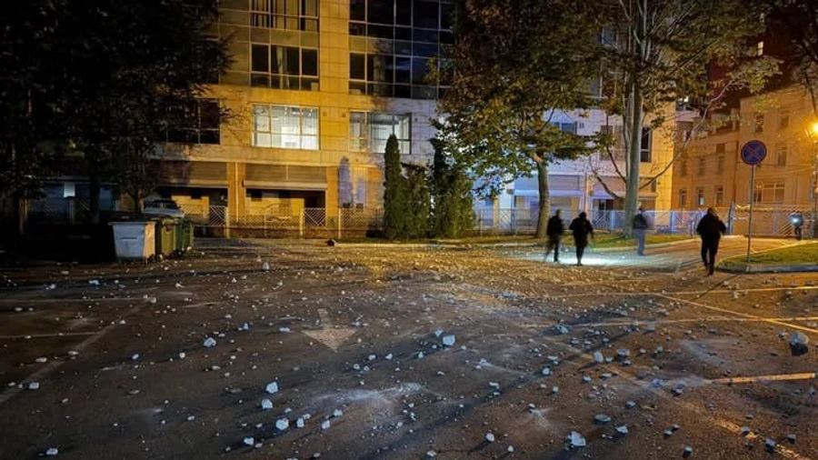 У центрі Дніпра через атаку дрона спалахнув бізнес-центр, уламки впали на парковку міськради