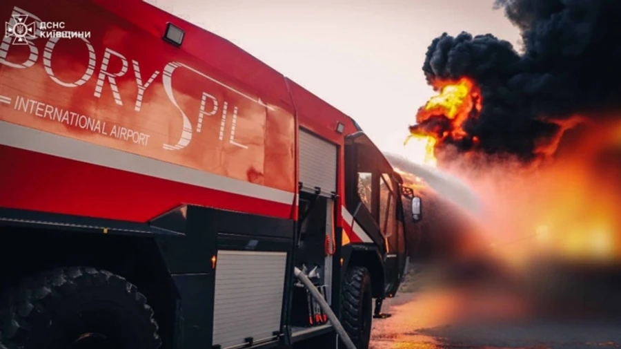 В Борисполе после ночной атаки и масштабного пожара отменили все массовые мероприятия 