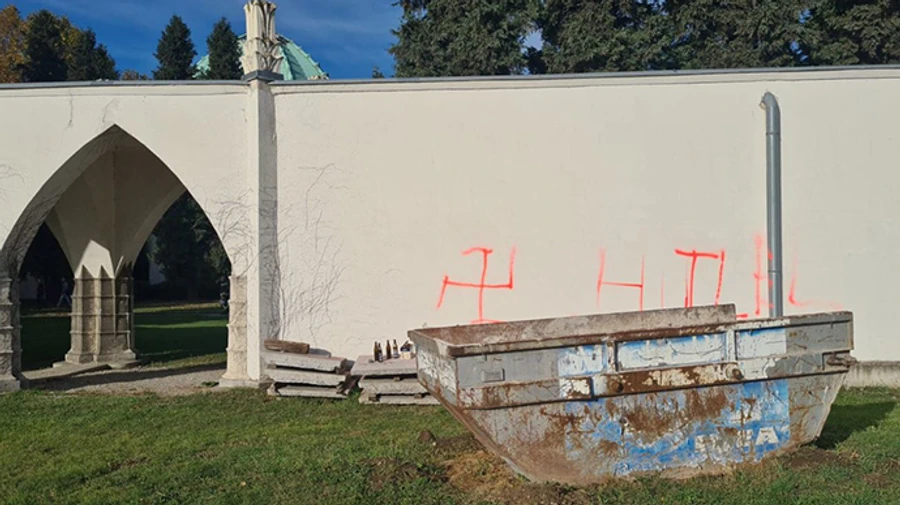 У Відні сталася пожежа на єврейській частині кладовища, а на стінах з’явилася свастика