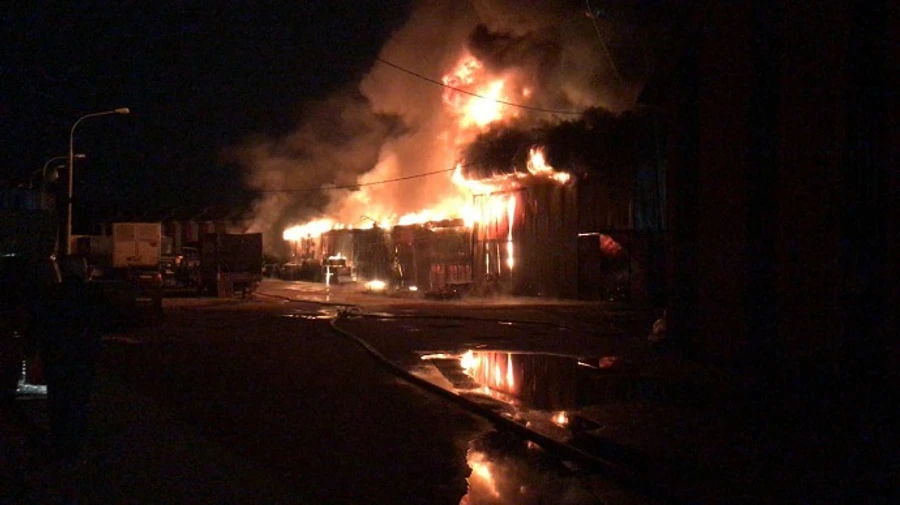 Warehouse ablaze in Moscow Oblast, 1,200 square metres on fire