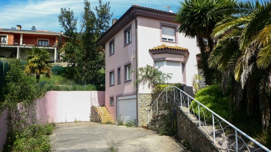 В Іспанії батьки понад три роки тримали дітей під замком, змушуючи їх спати в клітках