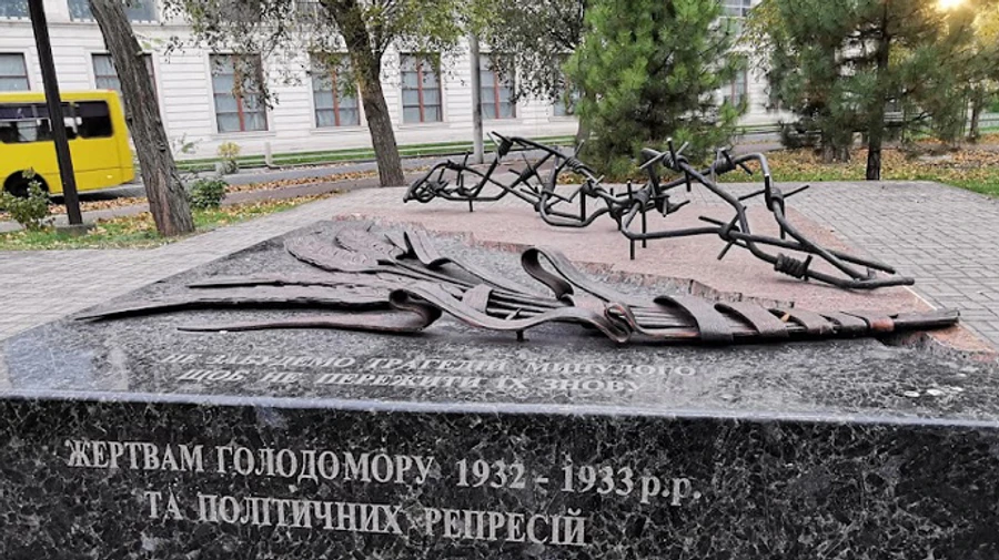 Occupiers dismantle monument to victims of Holodomor in Mariupol
