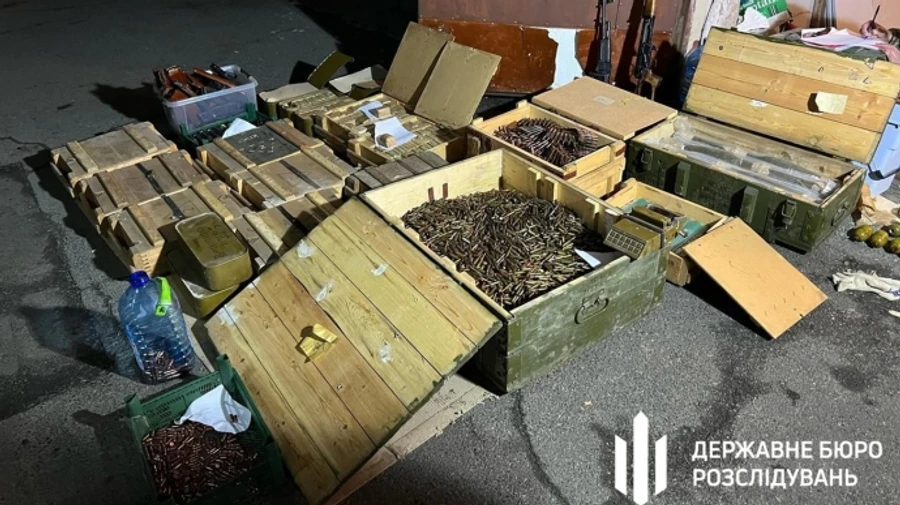 Правоохоронець тримав у гаражі в Києві тисячі патронів, сотню гранат та гвинтівки – ДБР